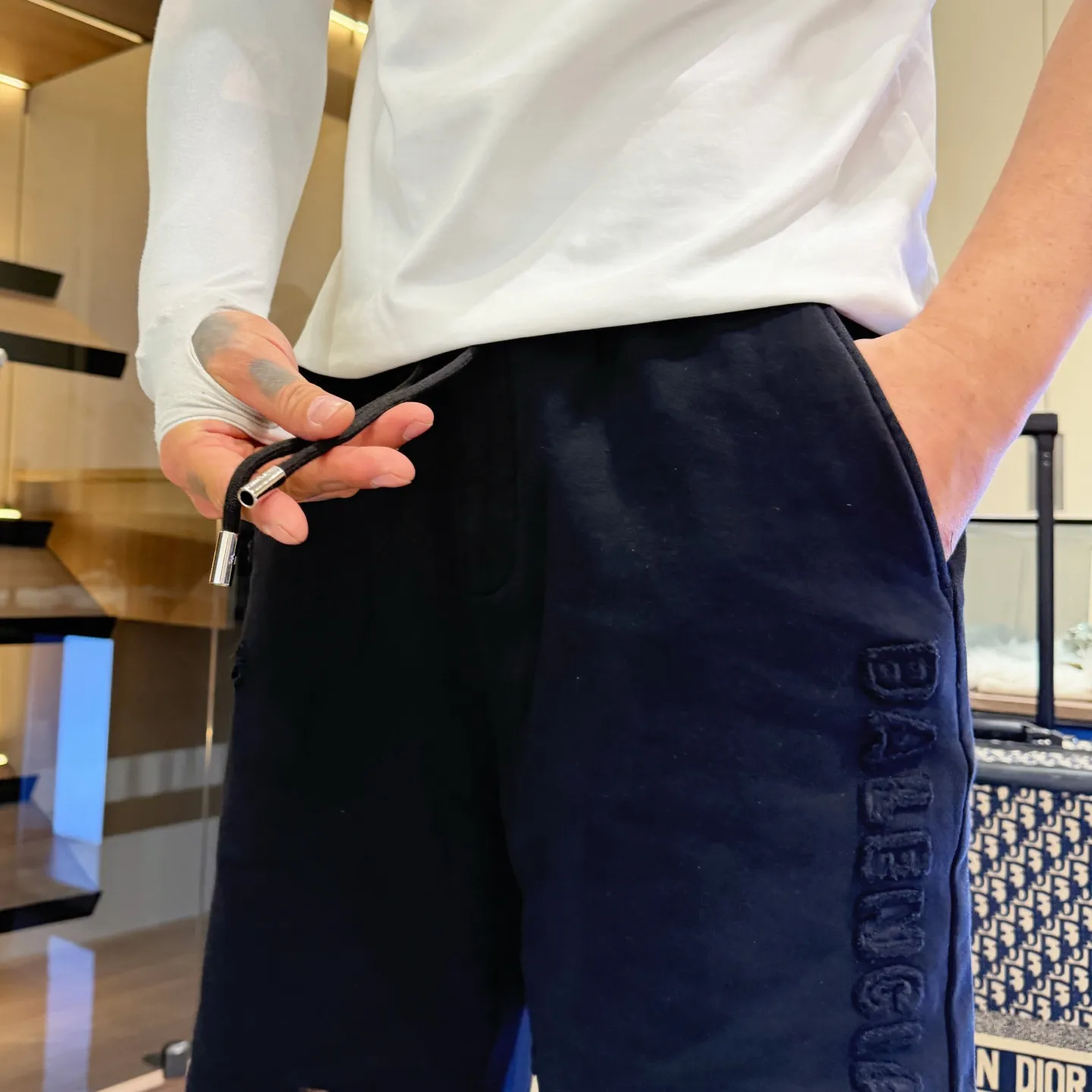 Balenciaga's three-standard complete 2026 summer New Arrival men's casual shorts, advanced custom-made Breathable fabric, Breathable fabric, extremely stretchy and comfortable, impeccable details, top-grade accessories, original logo design concept, delicate and soft feel! The upper body fit is awesome! Size: M-XXXL Please state your height and weight when ordering